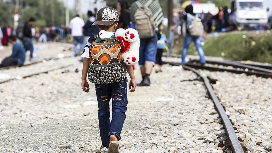 child migrant shutterstock 320357162
